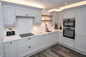The Hideaway - Luxury 2 bedroom ground floor apt
